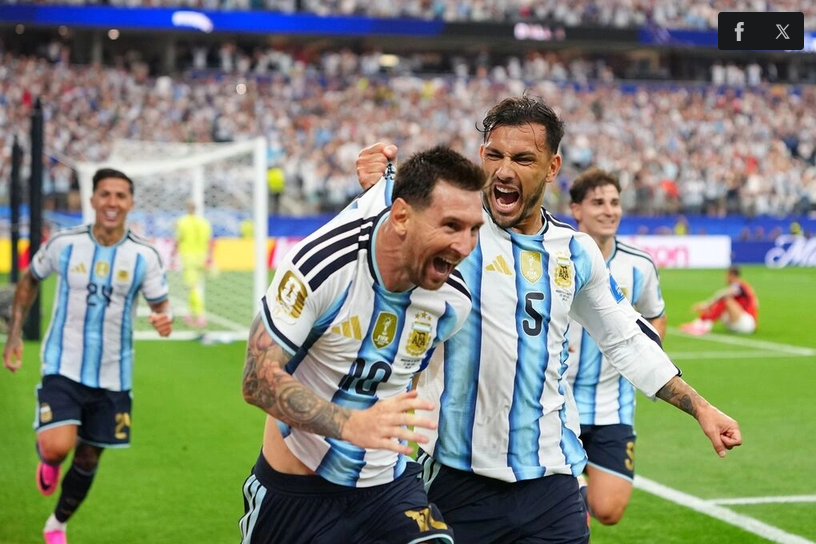 Lionel Messi mừng bàn nâng tỷ số lên 2-0 cho Argentina trong trận thắng Áo ở lượt hai bảng J World Cup 2026 trên sân Dallas ở Arlington, Texas ngày 22/6. Tiền vệ Leandro Paredes kéo áo và ôm chầm lấy đội trưởng khi anh hoàn tất cú đúp, qua đó nâng kỷ lục ghi bàn tại World Cup lên 18. Ảnh: AP