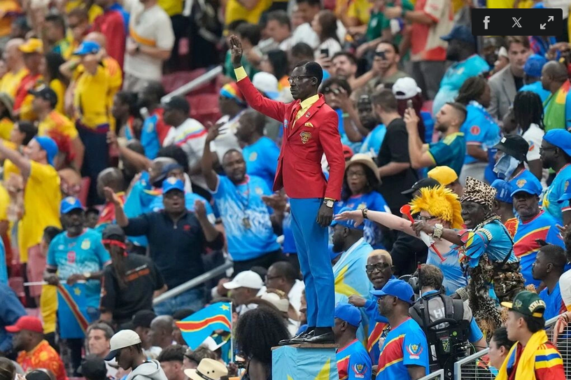 Michel Nkuka Mboladinga hóa tượng sống trong trận đấu giữa Congo và Colombia, hôm 23/6. Ảnh: AP