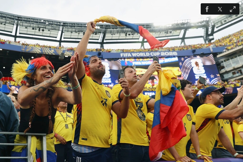 Cổ động viên Ecuador ăn mừng chiến thắng trước đội tuyển Đức tại sân vận động MetLife ở East Rutherford, New Jersey ngày 25/6. Ảnh: AP