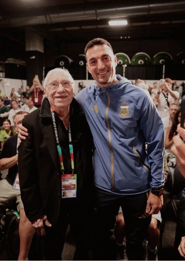 Huấn luyện viên Lionel Scaloni chụp ảnh cùng nhà báo 91 tuổi Enrique Macaya Márquez - người lập kỷ lục tác nghiệp 18 kỳ World Cup - sau họp báo trước trận đấu bảng J giữa Argentina và Jordan hôm 27/6. Ảnh: Reprodução/Instagram/@enriquemacayamarquez