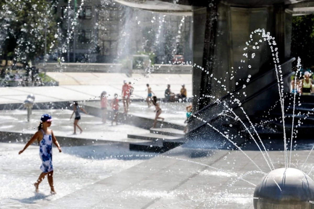Mọi người chơi đùa ở đài phun nước tại thủ đô Bratislava, Slovakia. Ảnh: TASR