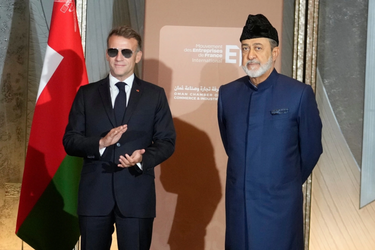 Tổng thống Pháp đeo kính râm đứng cạnh Quốc vương Oman trong cuộc họp với các lãnh đạo doanh nghiệp ở Paris ngày 29/6. Ảnh: AP