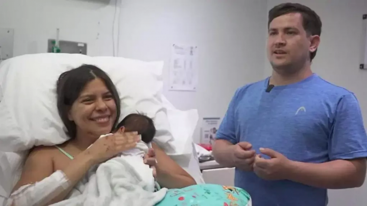 Dayana Patino và con trai tại bệnh viện ở thủ đô Caracas ngày 29/6. Ảnh: BBC
