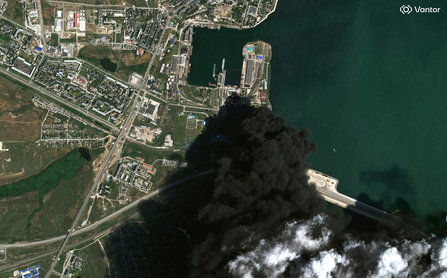 Ảnh vệ tinh cho thấy khói đen bốc lên từ bể chứa ở Kerch, bán đảo Crimea sau vụ tập kích ngày 20/6. Ảnh: Reuters
