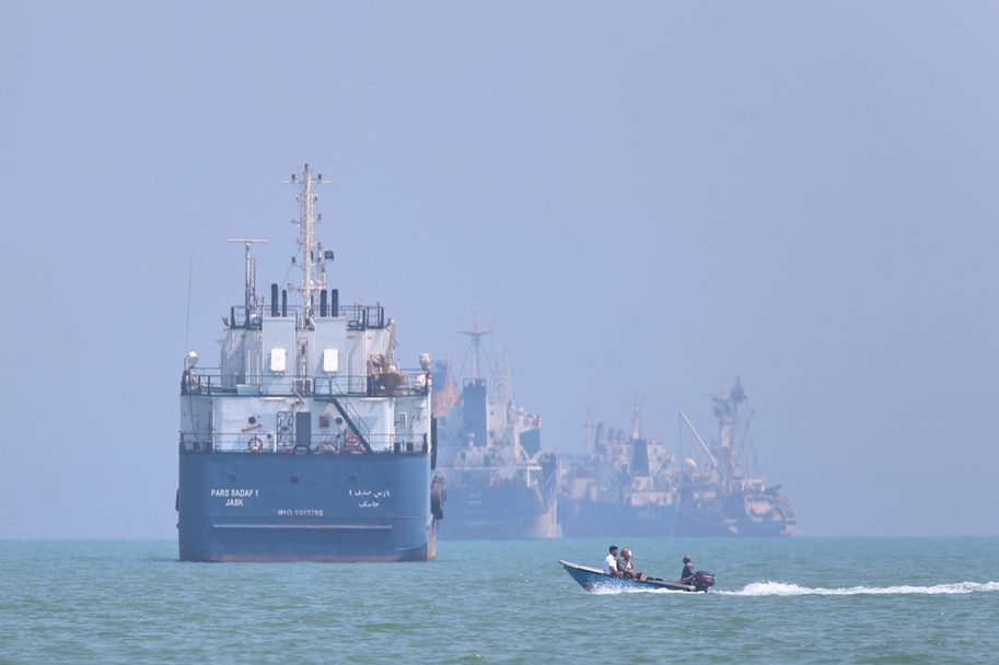 Tàu hàng neo ngoài khơi thành phố Bandar Abbas, Iran ngày 11/6. Ảnh: AP