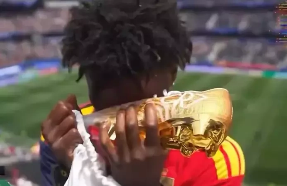 IShowSpeed xúc động trước món quà của Cristiano Ronaldo. Ảnh: YouTube IShowSpeed