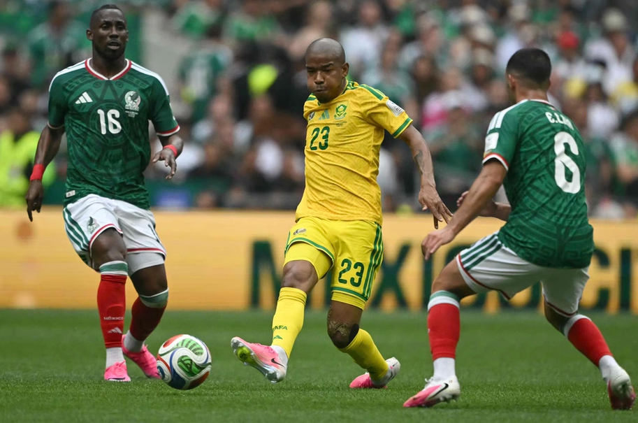 Julian Quinones và Erik Lira của Mexico, cùng với Jayden Adams của Nam Phi trong trận khai mạc World Cup 2026. Ảnh: CARL DE SOUZA