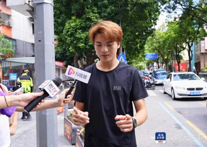 Xiao Xie, 17 tuổi trả lời phỏng vấn báo chí hôm 17/9, ở Shuibe, Thâm Quyến. Ảnh: QQ